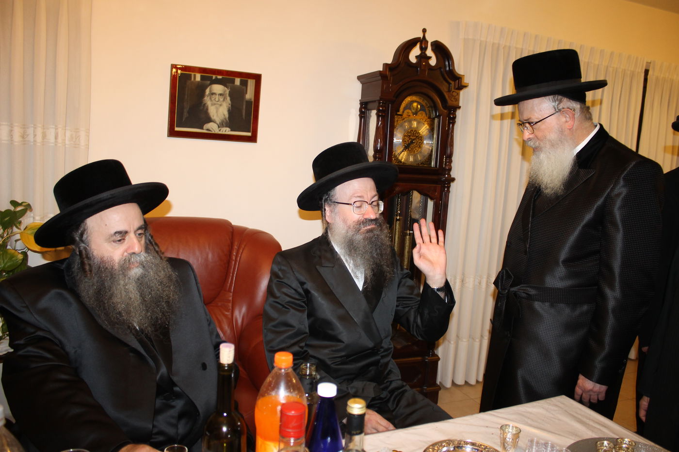 'כתיבת אותיות' בס"ת שיוכנס להיכל ביהמ"ד צאנז בטבריה