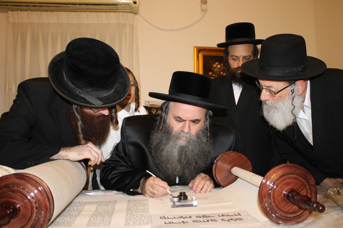 'כתיבת אותיות' בס"ת שיוכנס להיכל ביהמ"ד צאנז בטבריה