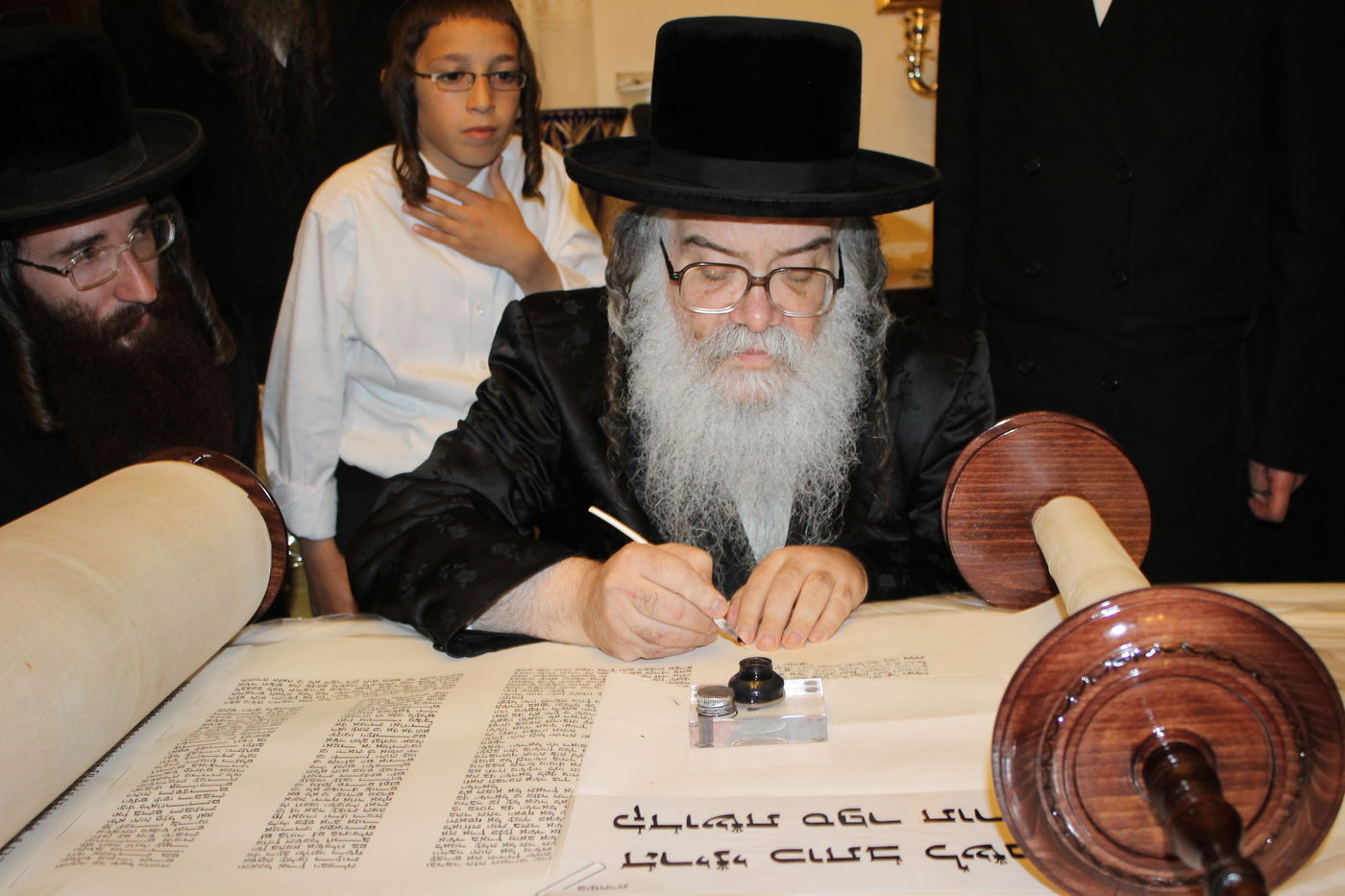 'כתיבת אותיות' בס"ת שיוכנס להיכל ביהמ"ד צאנז בטבריה