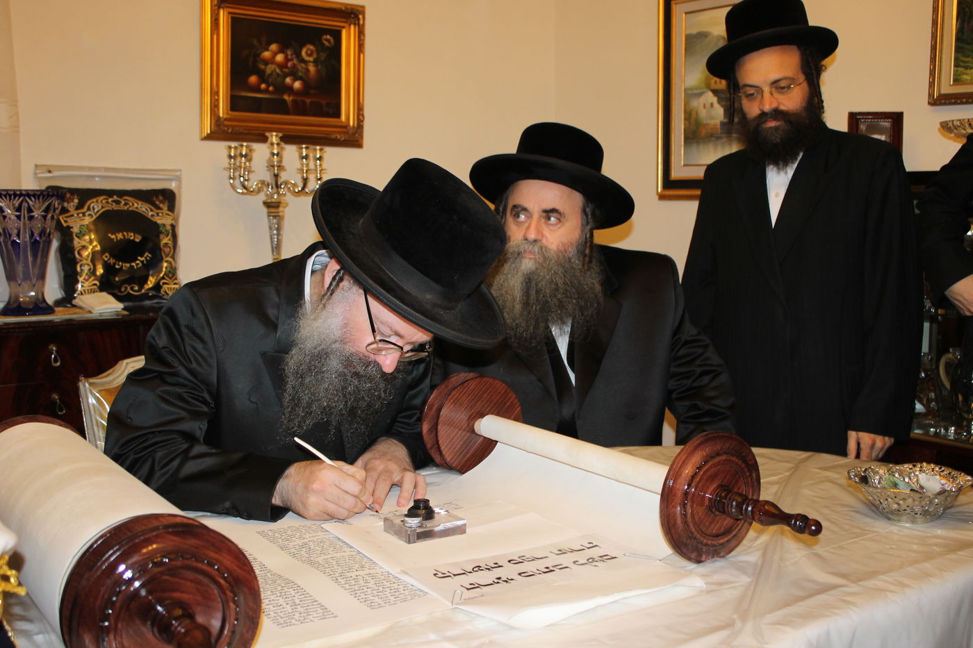 'כתיבת אותיות' בס"ת שיוכנס להיכל ביהמ"ד צאנז בטבריה