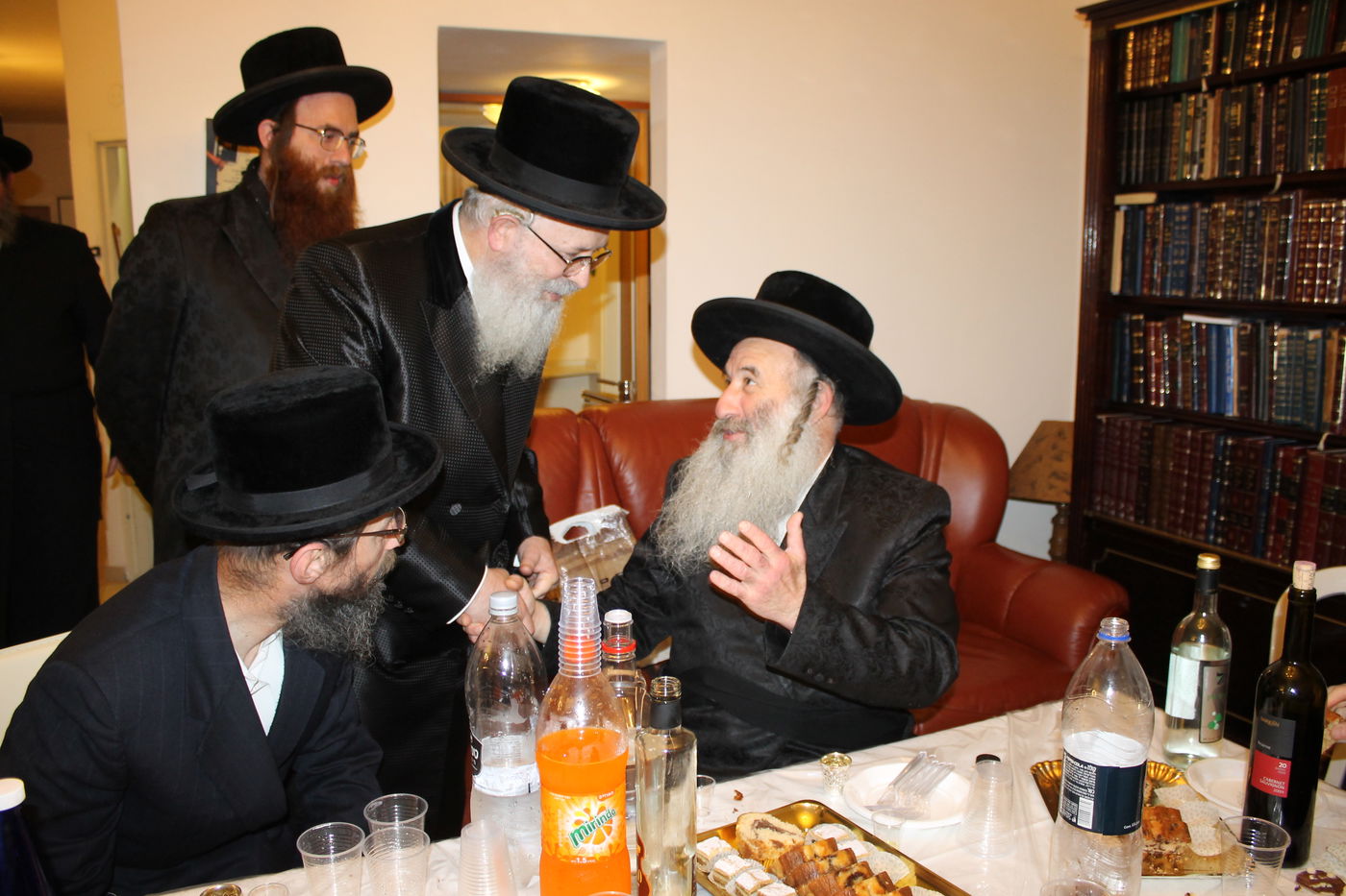 'כתיבת אותיות' בס"ת שיוכנס להיכל ביהמ"ד צאנז בטבריה