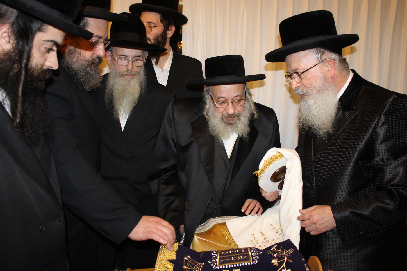 'כתיבת אותיות' בס"ת שיוכנס להיכל ביהמ"ד צאנז בטבריה