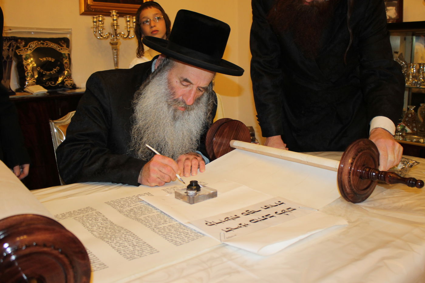 'כתיבת אותיות' בס"ת שיוכנס להיכל ביהמ"ד צאנז בטבריה