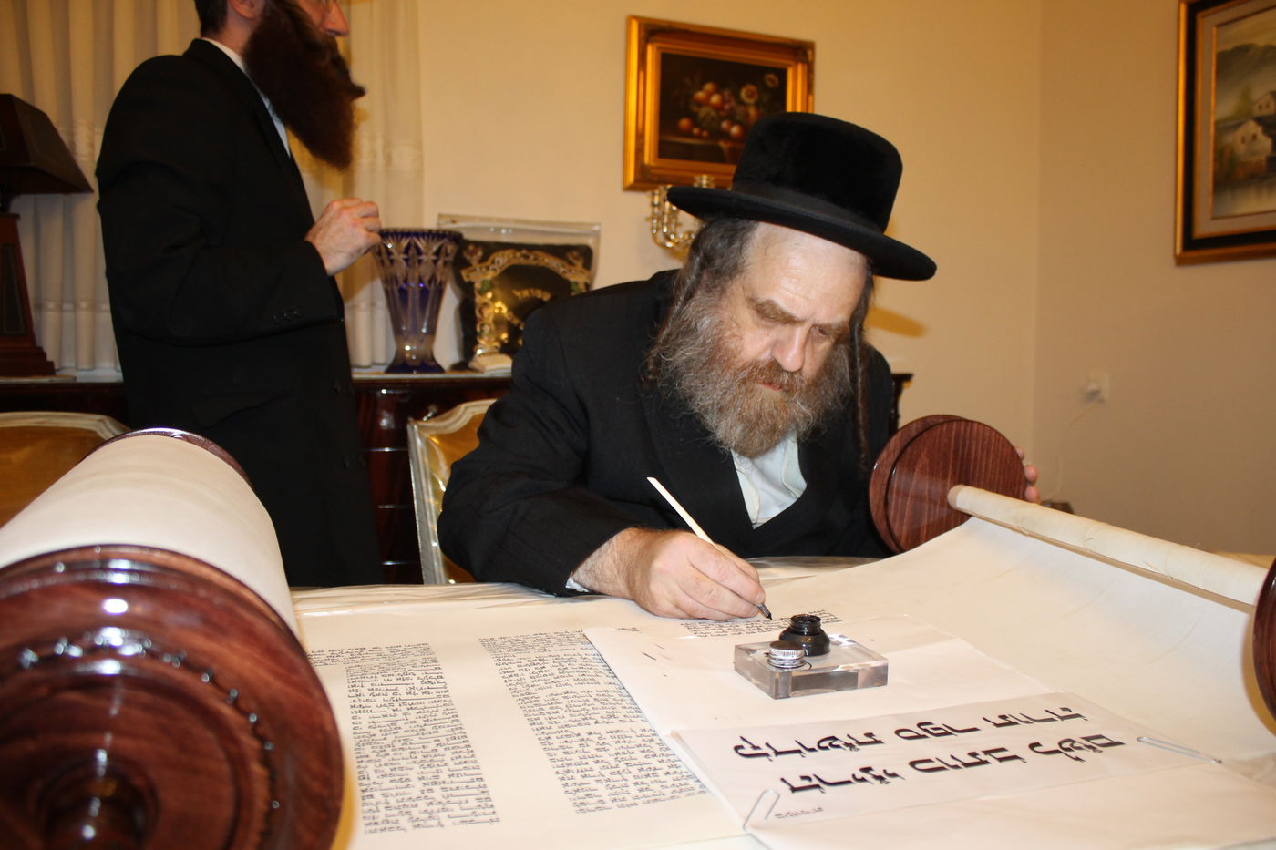'כתיבת אותיות' בס"ת שיוכנס להיכל ביהמ"ד צאנז בטבריה