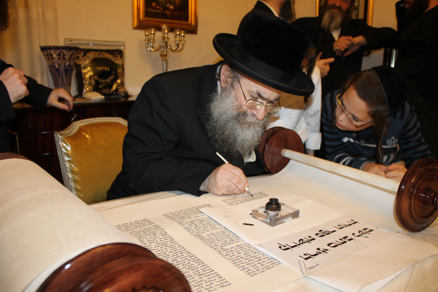 'כתיבת אותיות' בס"ת שיוכנס להיכל ביהמ"ד צאנז בטבריה