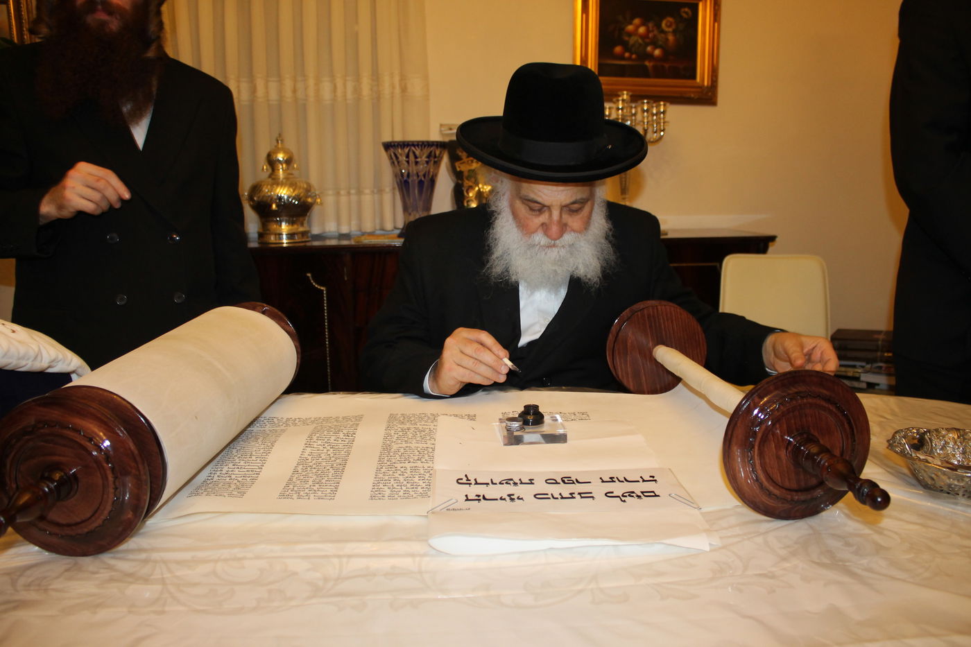 'כתיבת אותיות' בס"ת שיוכנס להיכל ביהמ"ד צאנז בטבריה