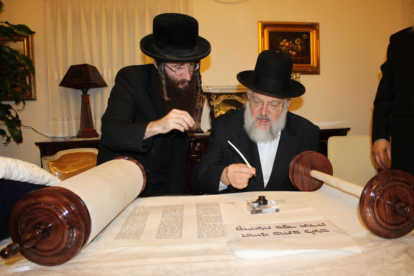 'כתיבת אותיות' בס"ת שיוכנס להיכל ביהמ"ד צאנז בטבריה