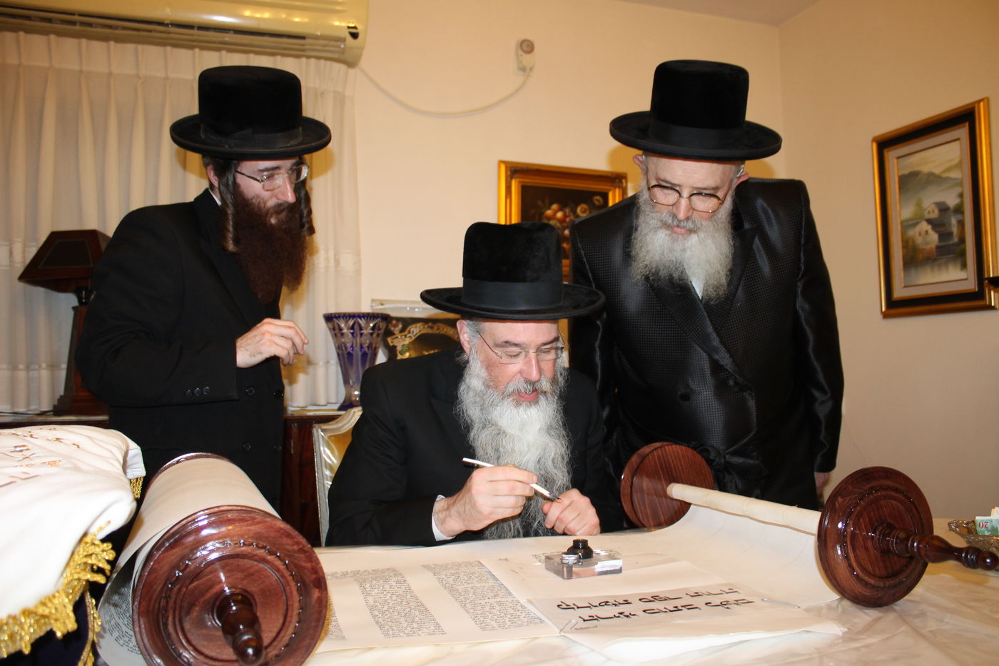 'כתיבת אותיות' בס"ת שיוכנס להיכל ביהמ"ד צאנז בטבריה