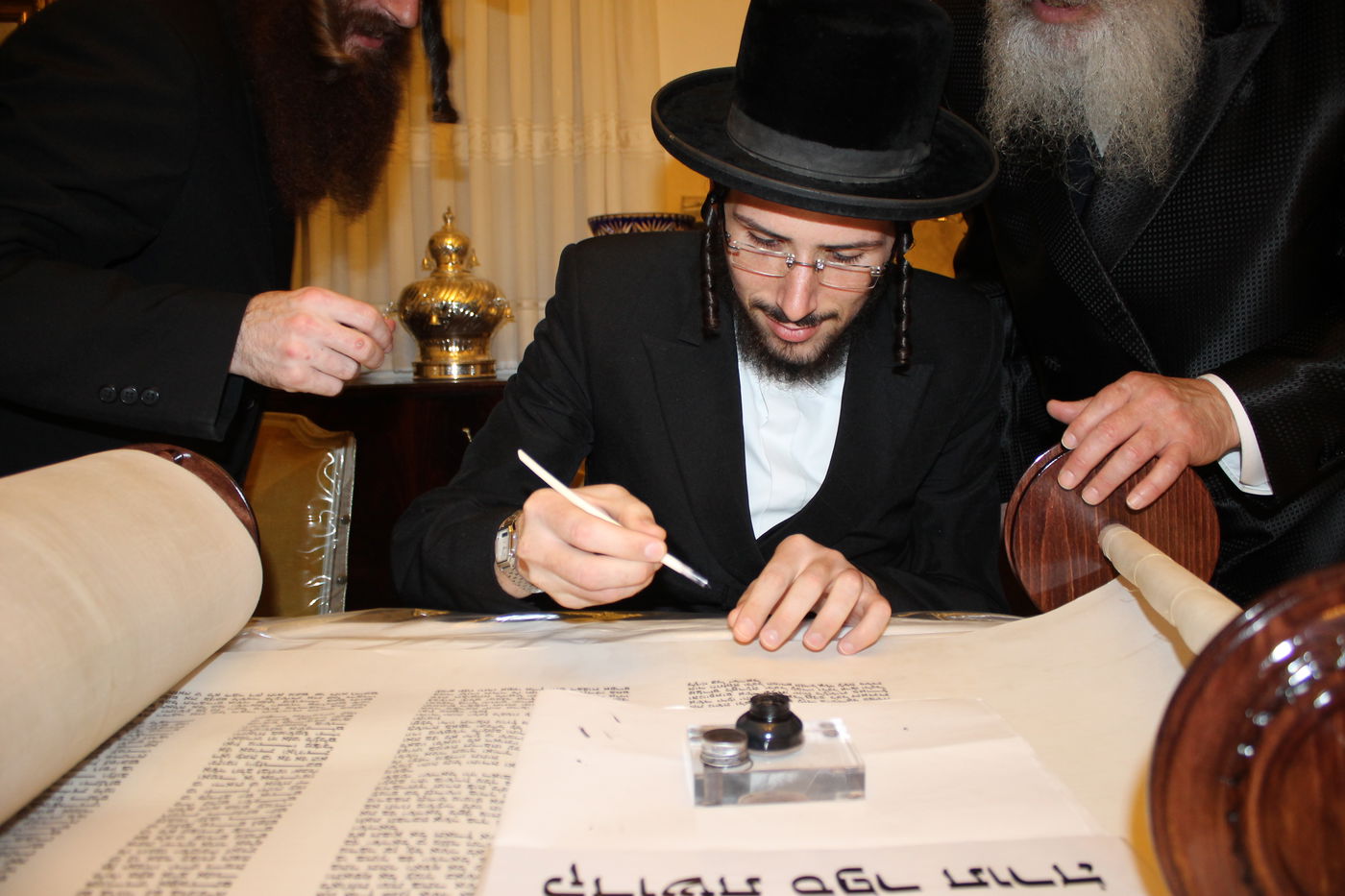 'כתיבת אותיות' בס"ת שיוכנס להיכל ביהמ"ד צאנז בטבריה