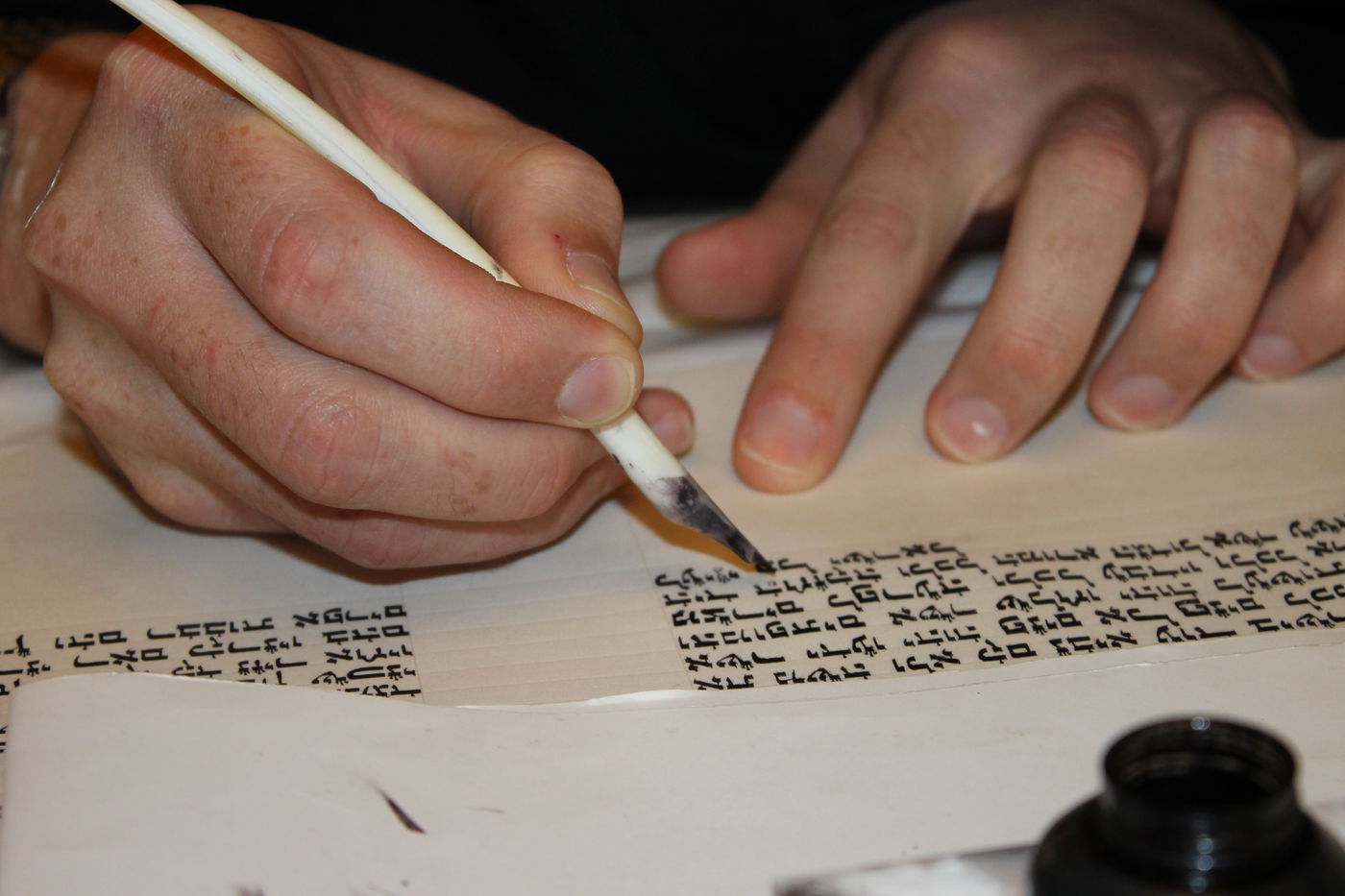 'כתיבת אותיות' בס"ת שיוכנס להיכל ביהמ"ד צאנז בטבריה