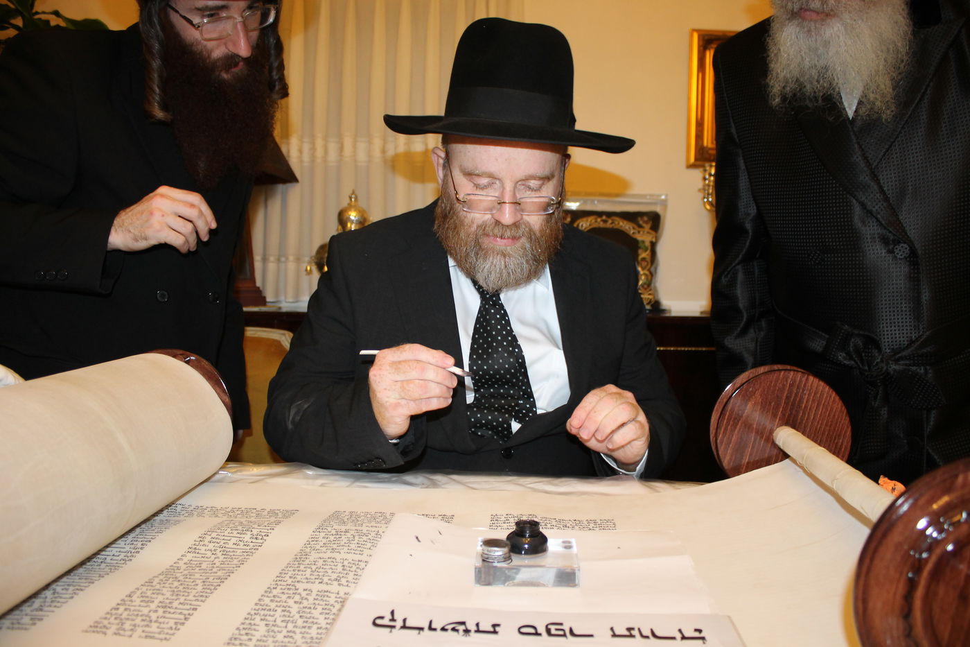 'כתיבת אותיות' בס"ת שיוכנס להיכל ביהמ"ד צאנז בטבריה