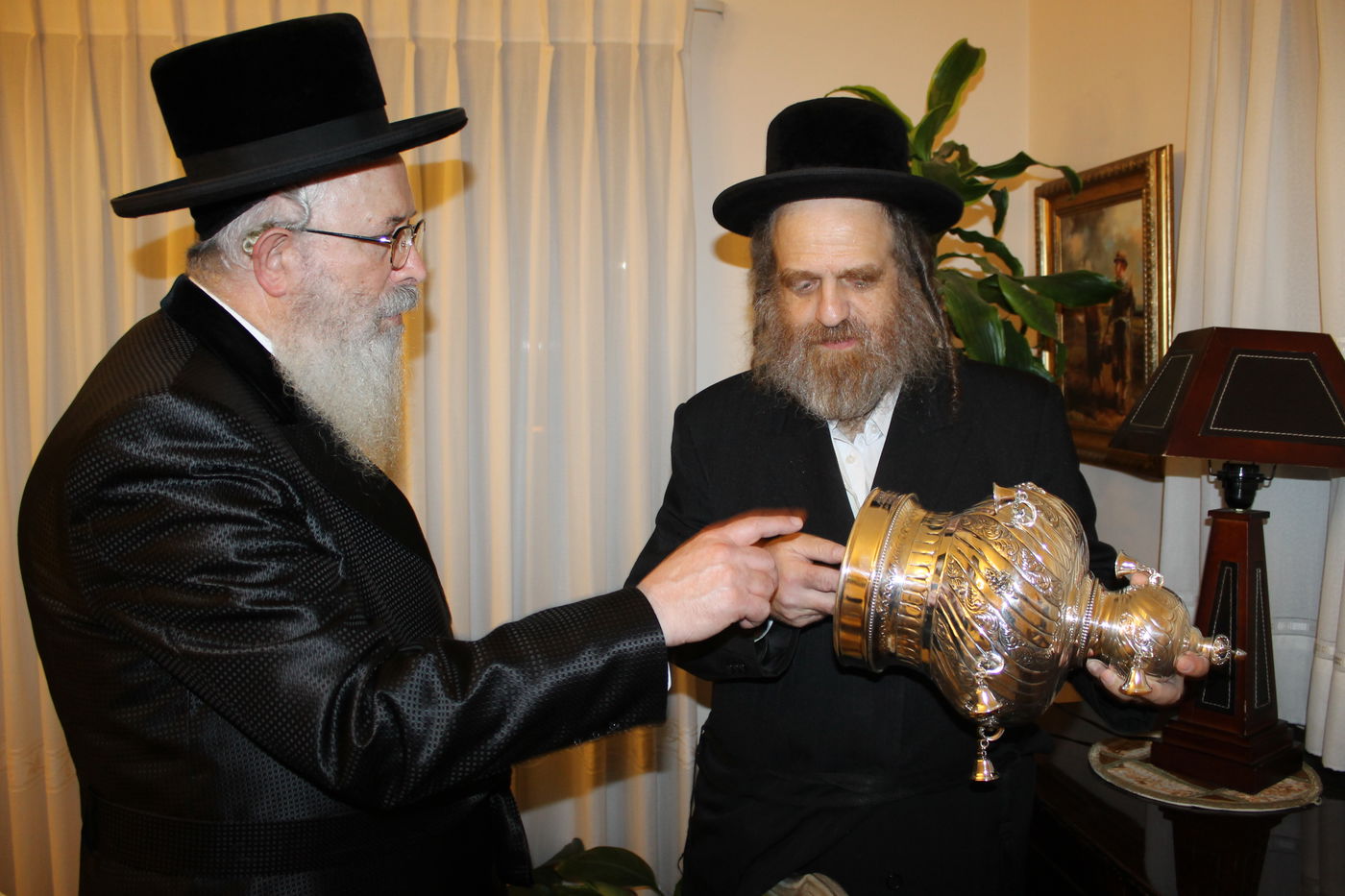 'כתיבת אותיות' בס"ת שיוכנס להיכל ביהמ"ד צאנז בטבריה