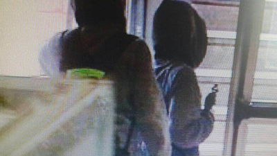 הילדים בכניסה לסניף