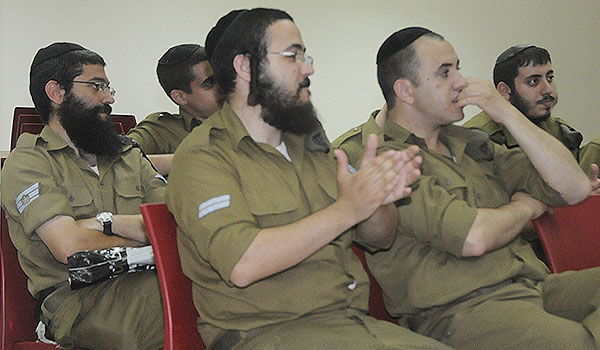 חיילים חרדים. למצולמים אין קשר לכתבה