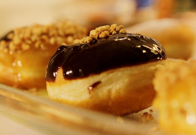 סופגניות בציפוי גנאש שחור לבן ושבבי אגוזים