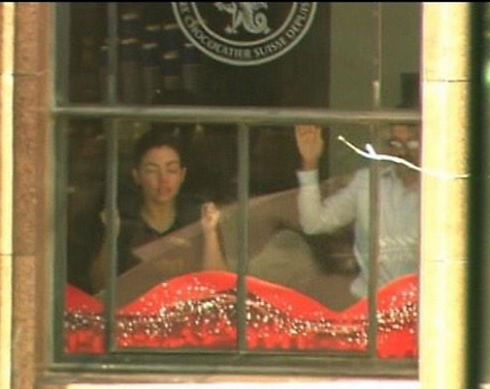 סידני: מחבל מחזיק כ-15 בני ערובה בבית קפה