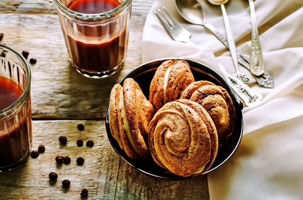 סנדוויץ' נשיקות שוקולד עם קרם וניל