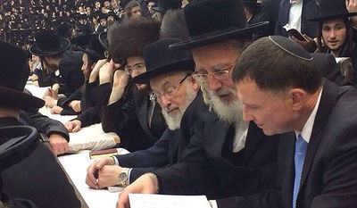 יולי אדלשטיין בהדלקת נרות בבעלזא: "אווירה מרוממת"