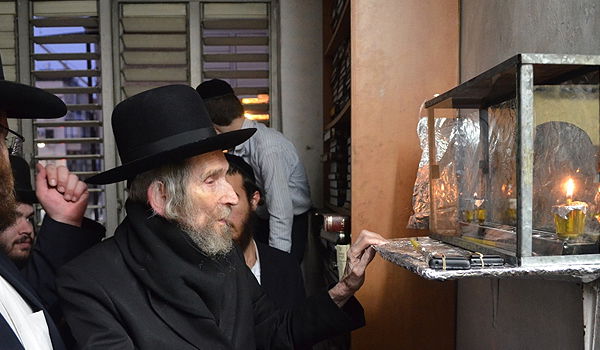 הנרות של מרן: צפו בגראי"ל שטיינמן מדליק