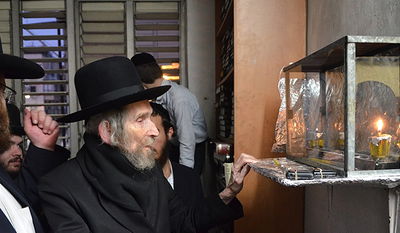 הנרות של מרן: צפו בגראי"ל שטיינמן מדליק