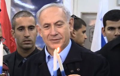 ראש הממשלה בנימין נתניהו מדליק נרות חנוכה יחד עם חיילי יחידת עוקץ