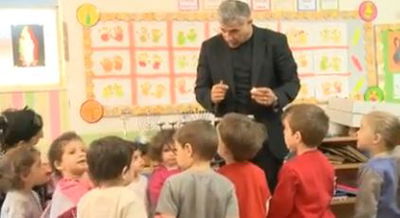 צפו: גם יאיר לפיד מדליק נרות חנוכה