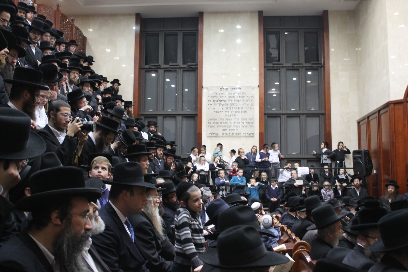 החנוכיה של האדמו"ר מסאדיגורה • תיעוד