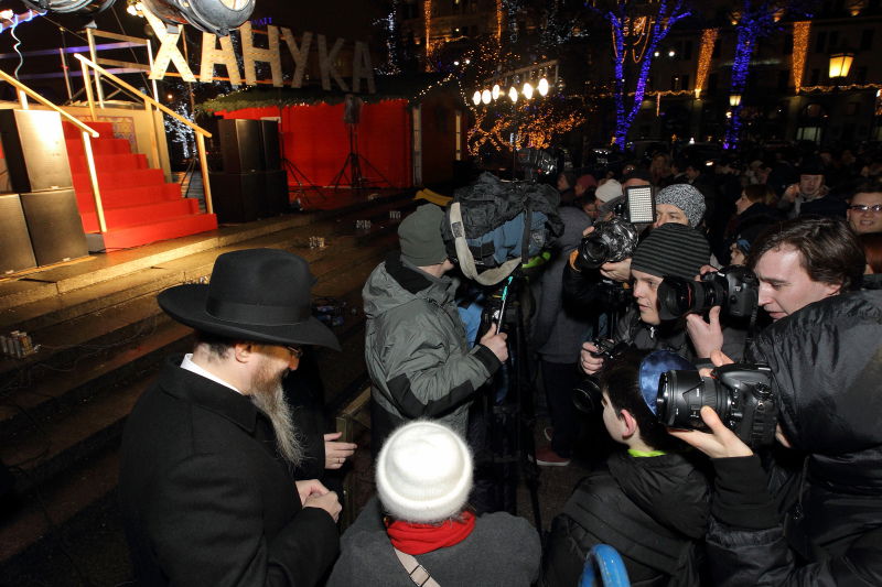 נר ראשון של חנוכה ב'כיכר האדומה' במוסקבה • גלריה