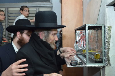 מרן הגראי"ל שטיינמן בהדלקת הנר הראשון