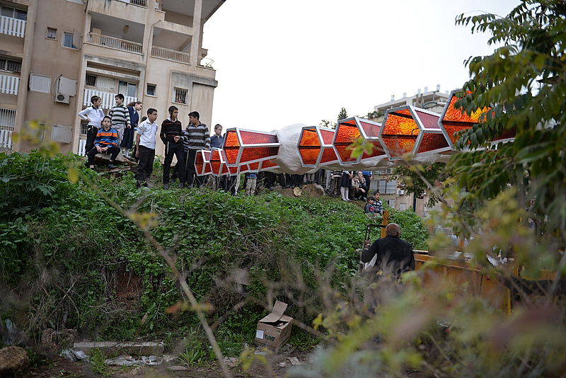 חנוכיית בטון ענקית הוצבה בעיר רחובות • צפו