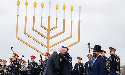 ג'ו ביידן בחיבוק חם עם יו"ר אגודת חסידי חב"ד העולמית הרב אברהם שם-טוב