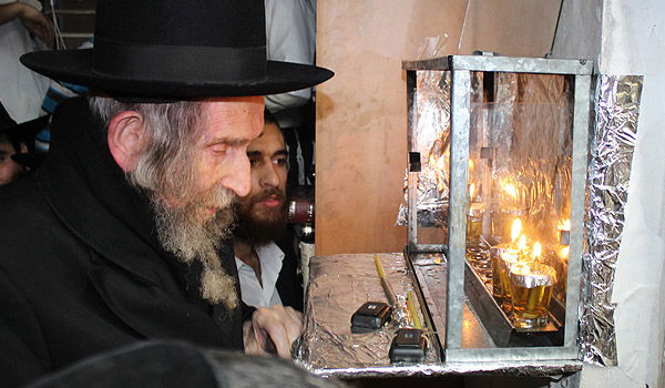 צפו: מרן הגראי"ל שטיינמן מדליק נר שלישי של חנוכה