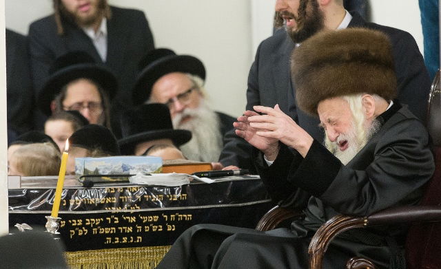 תיעוד מיוחד: האדמו"ר מסקולען בהדלקת נרות חנוכה