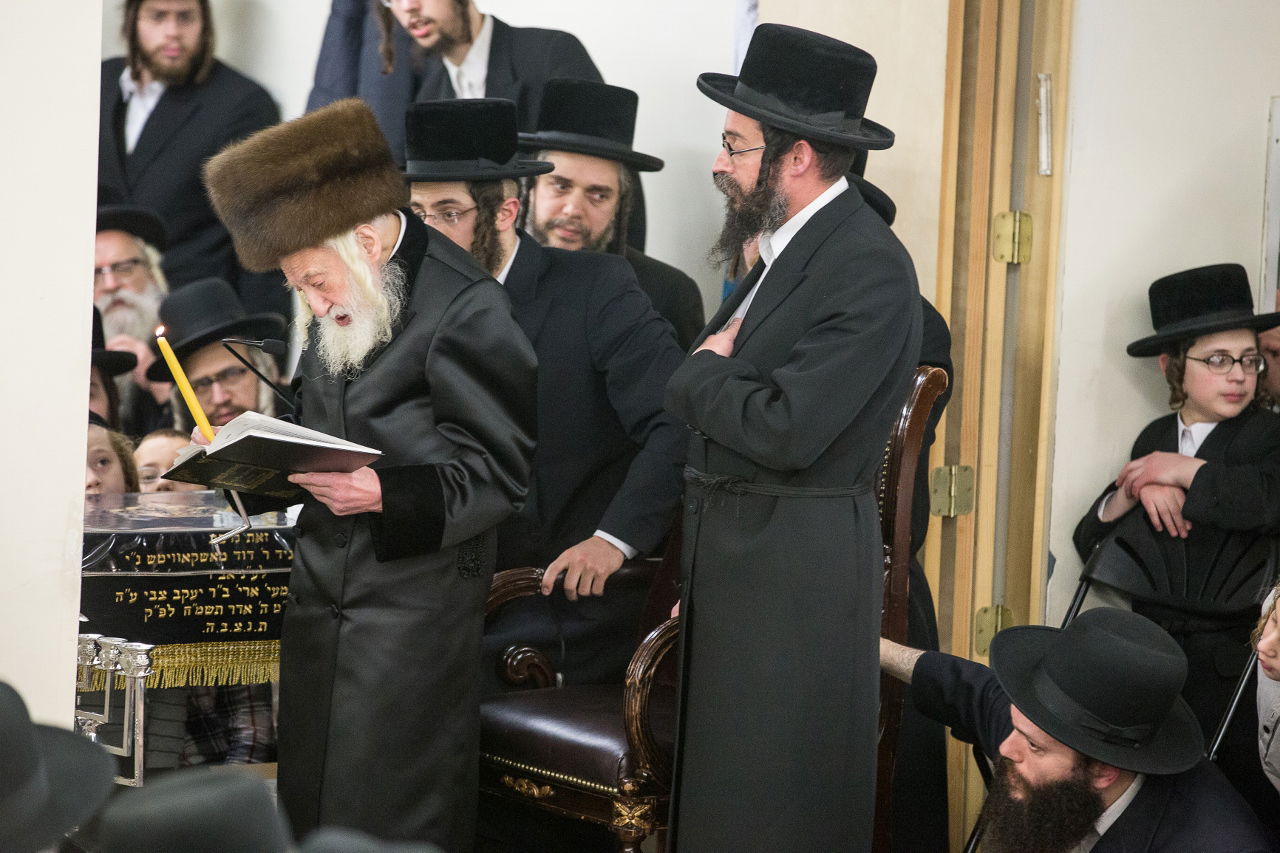 תיעוד מיוחד: האדמו"ר מסקולען בהדלקת נרות חנוכה