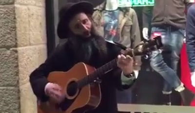 צפו: יוסי סיקוראל מנסה את המזל של האחים גת