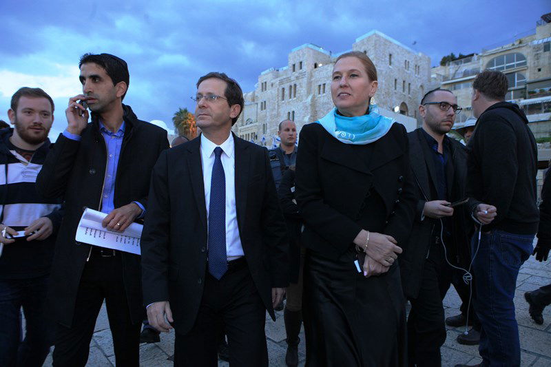 צפו: הרב הראשי, לבני והרצוג הדליקו נרות חנוכה בכותל