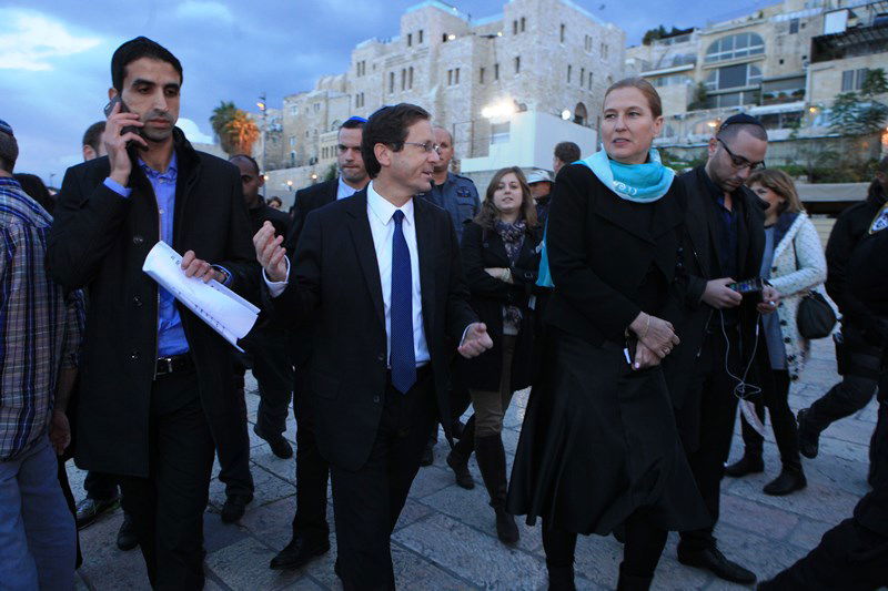 צפו: הרב הראשי, לבני והרצוג הדליקו נרות חנוכה בכותל