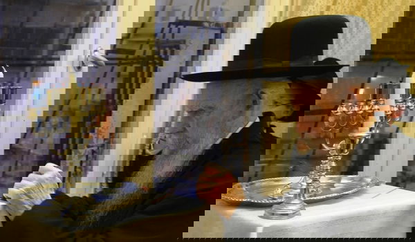 ראש ישיבת פוניבז' מדליק נרות חנוכה • צפו בגרליה