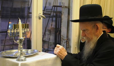 ראש ישיבת פוניבז' מדליק נרות חנוכה • צפו בגרליה