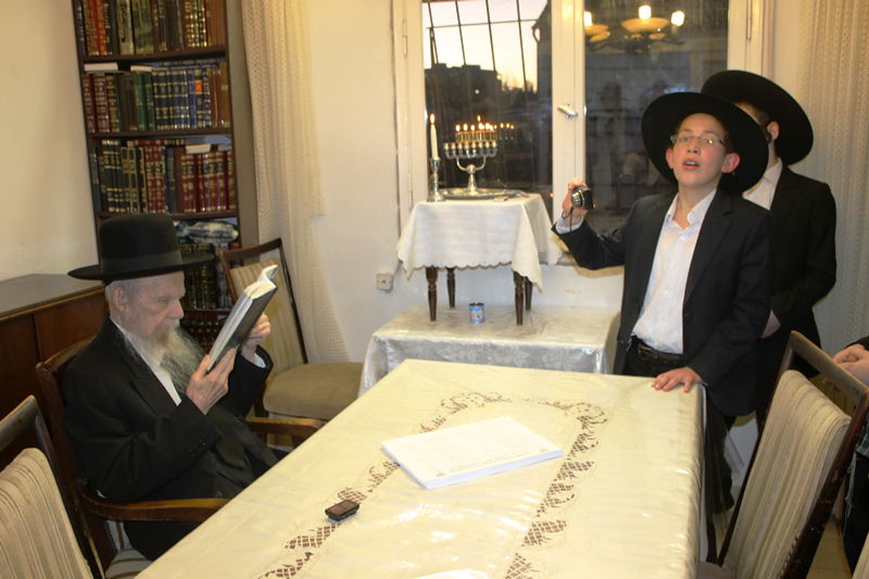 ראש ישיבת פוניבז' מדליק נרות חנוכה • צפו בגרליה