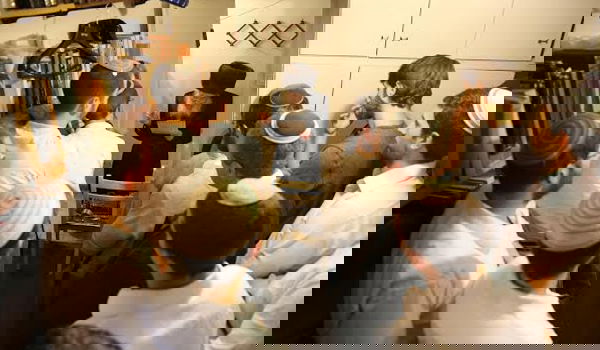 גלריה: כך ציינו את חנוכה בביתו של האדמו"ר הסרוג