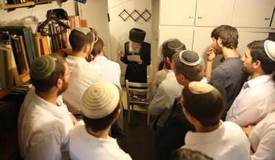 גלריה: כך ציינו את חנוכה בביתו של האדמו"ר הסרוג