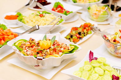 מדריך מפורט: איך לארח 20 איש לארוחה חלבית