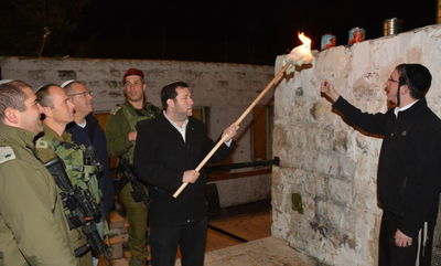 הדלקת נר חנוכה בקבר יוסף, הלילה