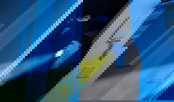 עשרות אלפי שקלים נשדדו מחלפן כספים בבני ברק