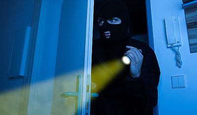 עשרות אלפי שקלים נשדדו מחלפן כספים בבני ברק