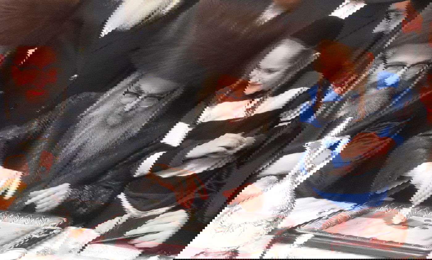 צפו: הרבי מסאטמר משחק בסביבון