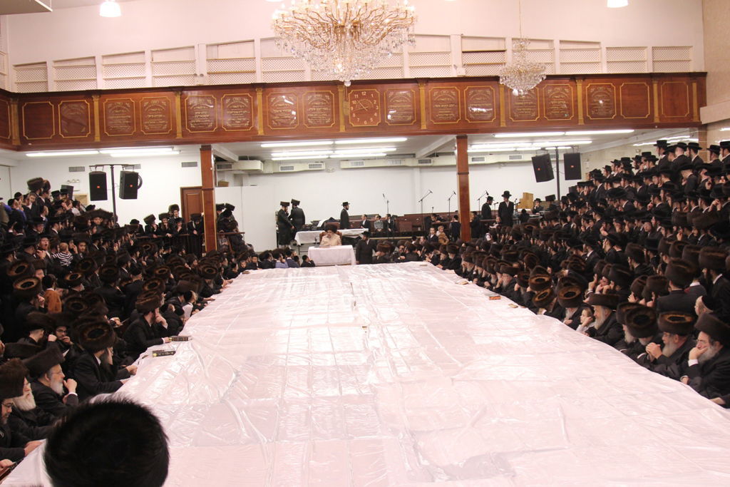 צפו: הרבי מסאטמר משחק בסביבון