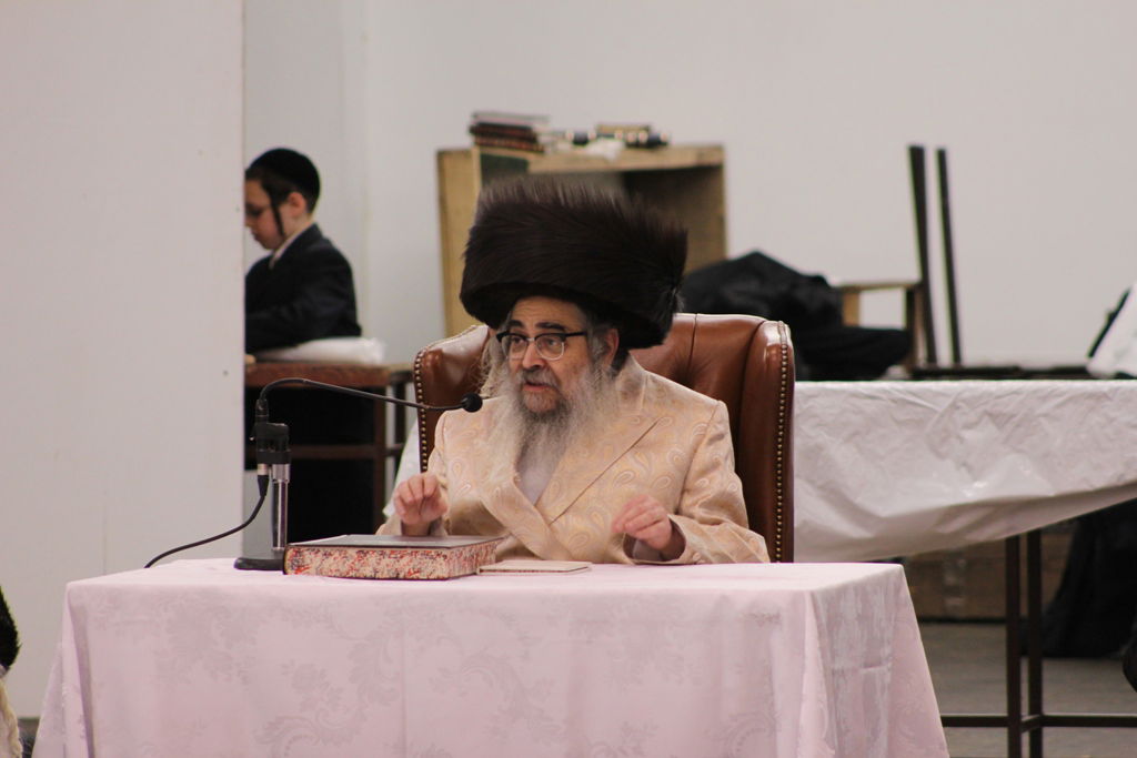 צפו: הרבי מסאטמר משחק בסביבון