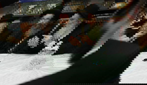 ראש ישיבת חברון הגאון רבי דוד כהן, במרכז